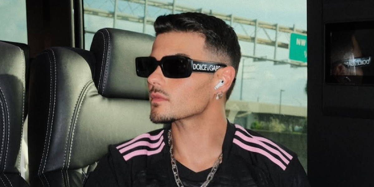 Spanish singer Abraham Mateo was seen wearing black and white Dolce&Gabbana DG6187 501/87 sunglasses in his Instagram post, June 2024.