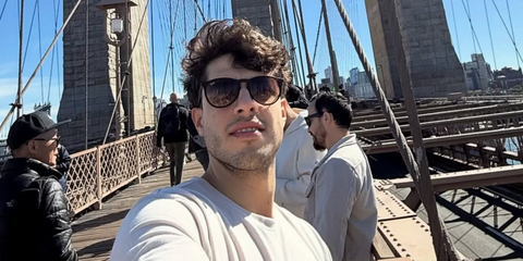 Argentine professional padel player Agustin Tapia was seen wearing brown Ray-Ban Erika RB 4171 6315/13 sunglasses with brown gradient lenses in New York City, shared through his Instagram post in October 2025.