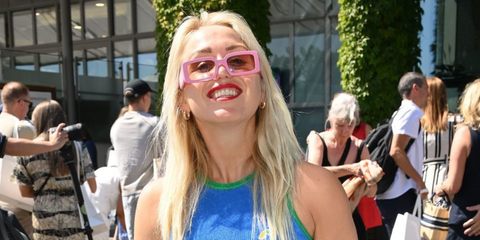 Snowboarder Aimee Fuller was seen wearing pink Dolce&Gabbana DG6187 3262/5 rectangular sunglasses at the Wimbledon Tennis Championships 2025. Shop online now on Pretavoir