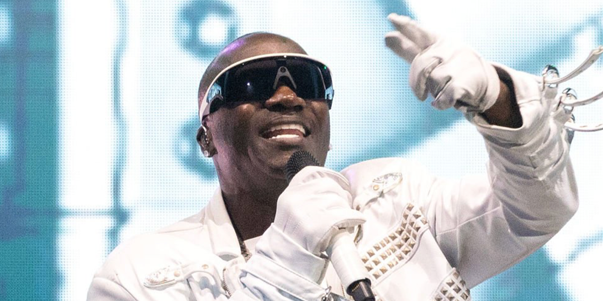 Akon was seen wearing black Oakley Meta Vanguard OW8001 05 Smart Glasses with prizm black lenses onstage during Ne-Yo & Akon: 