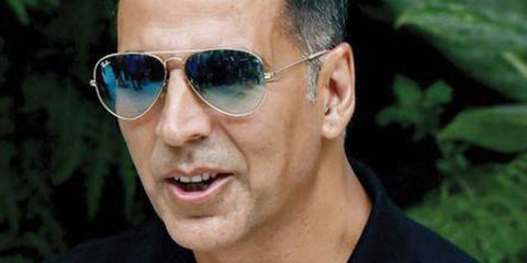 Bollywood actor Akshay Kumar was seen wearing gold Ray-Ban Aviator 3025 001/3F sunglasses with Blue Gradient lenses. Shop online now on Pretavoir