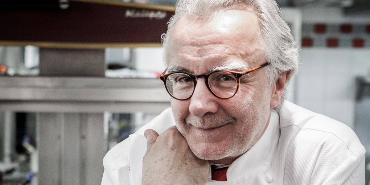 World-renowned chef Alain Ducasse was seen wearing Oliver Peoples O'Malley OV5183 1552 Semi Matte Mahogany round glasses. Shop online now on Pretavoir