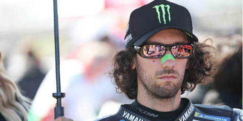 Spanish motorcycle racer Alex Rins was seen wearing brown Oakley Permian OO9520 03 sunglasses with rose gold Prizm lenses at the MotoGP of Australia 2025. Shop online now on Pretavoir