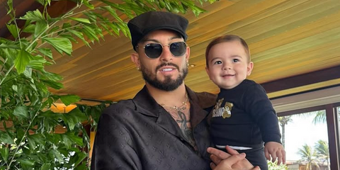 Brazilian footballer Alex Telles was seen wearing gunmetal Ray-Ban Hexagonal RB 3548N 004/71 sunglasses with grey gradient lenses in his Instagram post, September 2025.