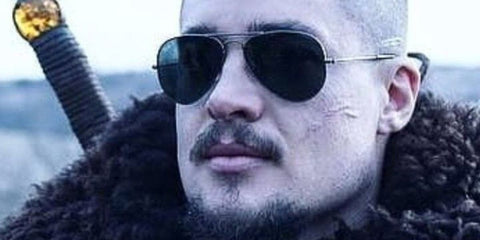 German actor Alexander Dreymon was seen wearing Ray-Ban Aviator 3025 001/58 Gold Frame G15 Polarised sunglasses on the set of The Last Kingdom. Shop online now on Pretavoir
