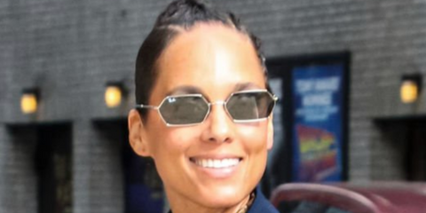 Alicia Keys outside of "The Late Show With Stephen Colbert", on June 3rd 2024, wearing Ray-Ban Yevi Ray-Ban Yevi RB 3728 9213/6V sunglasses in light gold - buy online.