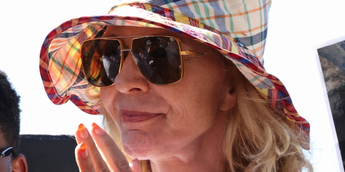 Academy Award-winning actress Allison Janney was seen wearing gold Dita Dubsystem DTS 157 01 sunglasses with green lenses at the SAG-AFTRA and WGA members “National Day of Solidarity” rally outside Walt Disney Studios in August 2023. Shop online now on Pretavoir