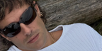 Spanish singer Alvaro de Luna was seen wearing dark tortoise Ray-Ban RB 4068 894/58 Polarised sunglasses in his Instagram post, September 2026.