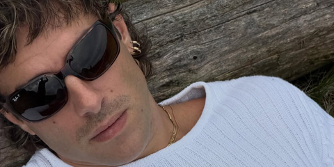 Spanish singer Alvaro de Luna was seen wearing dark tortoise Ray-Ban RB 4068 894/58 Polarised sunglasses in his Instagram post, September 2026.