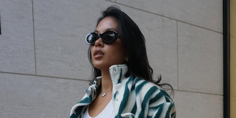 Model Ammika Harris was seen wearing black Saint Laurent Sun SL M136 001 oval sunglasses in her Instagram post, October 2024. Shop online now on Pretavoir
