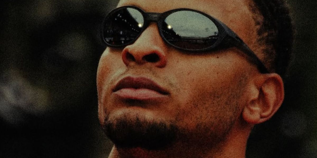 Canadian sprinter Andre De Grasse was seen wearing black Oakley Eye Jacket Redux OO9438 01 Prizm sunglasses at the  Grand Slam Track Philadelphia in September 2025. Shop online now on Pretavoir