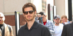 Andrew Garfield was seen wearing black Oliver Peoples Eyles OV5580SU 1731/GN Polarised sunglasses with brown gradient lenses in New York City, September 2025. Shop online now on Pretavoir