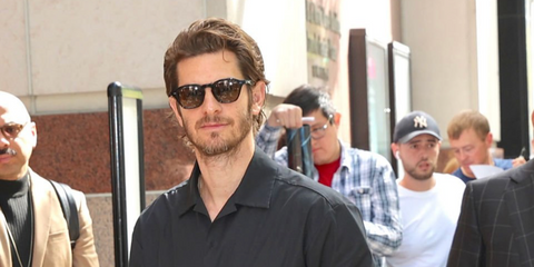 Andrew Garfield was seen wearing black Oliver Peoples Eyles OV5580SU 1731/GN Polarised sunglasses with brown gradient lenses in New York City, September 2025. Shop online now on Pretavoir