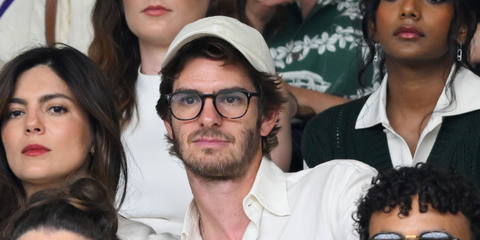 Andrew Garfield was seen wearing tortoiseshell Oliver Peoples Finley Vintage OV5397U 1666 optical glasses at the Wimbledon Tennis Championships 2025. Shop online now on Pretavoir