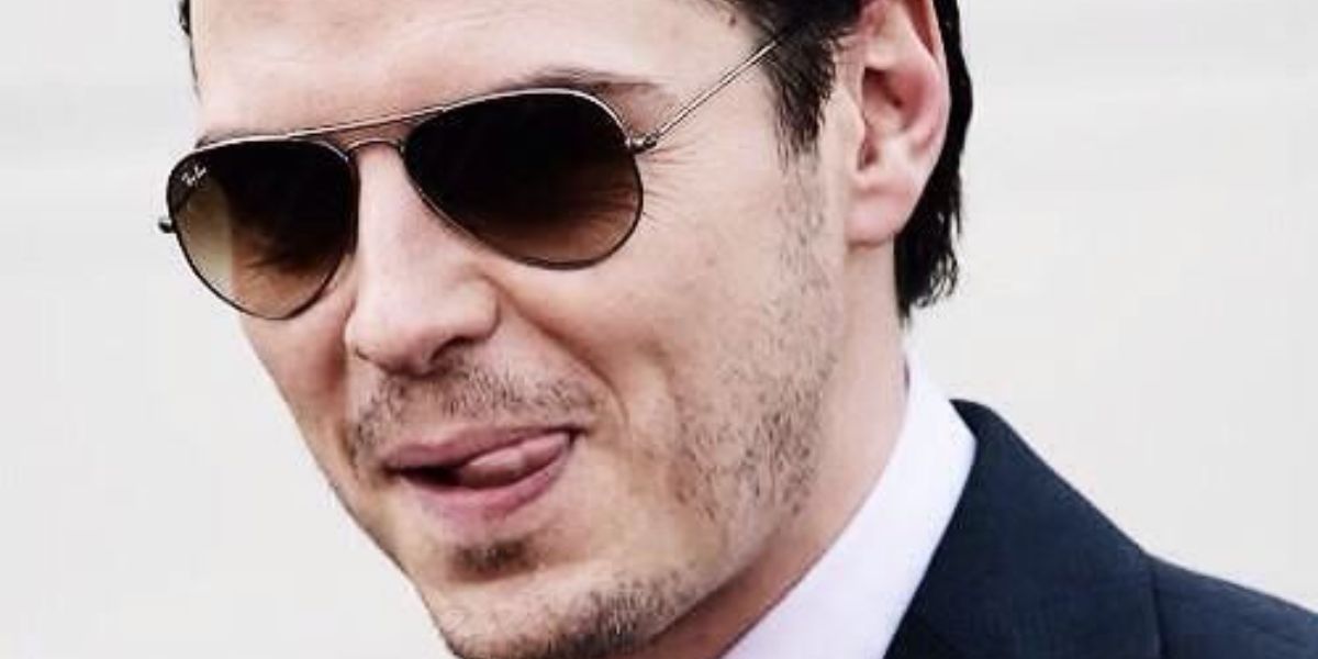 Andrew Scott was seen wearing rutherium Ray-Ban Aviator 3025 004/51 sunglasses with Grey/Brown Gradient lenses