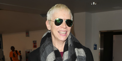 Singer-songwriter and activist Annie Lennox was seen wearing Ray-Ban Aviator 3025 112/19 Green Flash Mirror sunglasses at LAX in 2019. Shop online now on Pretavoir