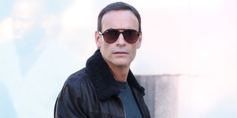 French-American actor Anthony Delon was seen wearing tortoiseshell Ray-Ban RB 4376 710/13 aviator sunglasses in Lyon, October 2024. Shop online now on Pretavoir