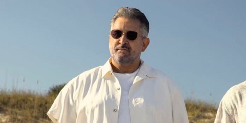 Anthony LaPaglia was seen wearing Oliver Peoples Rivetti OV1335ST 5036/GN Polarised sunglasses in 2023 series "Florida Man". Shop online now on Pretavoir