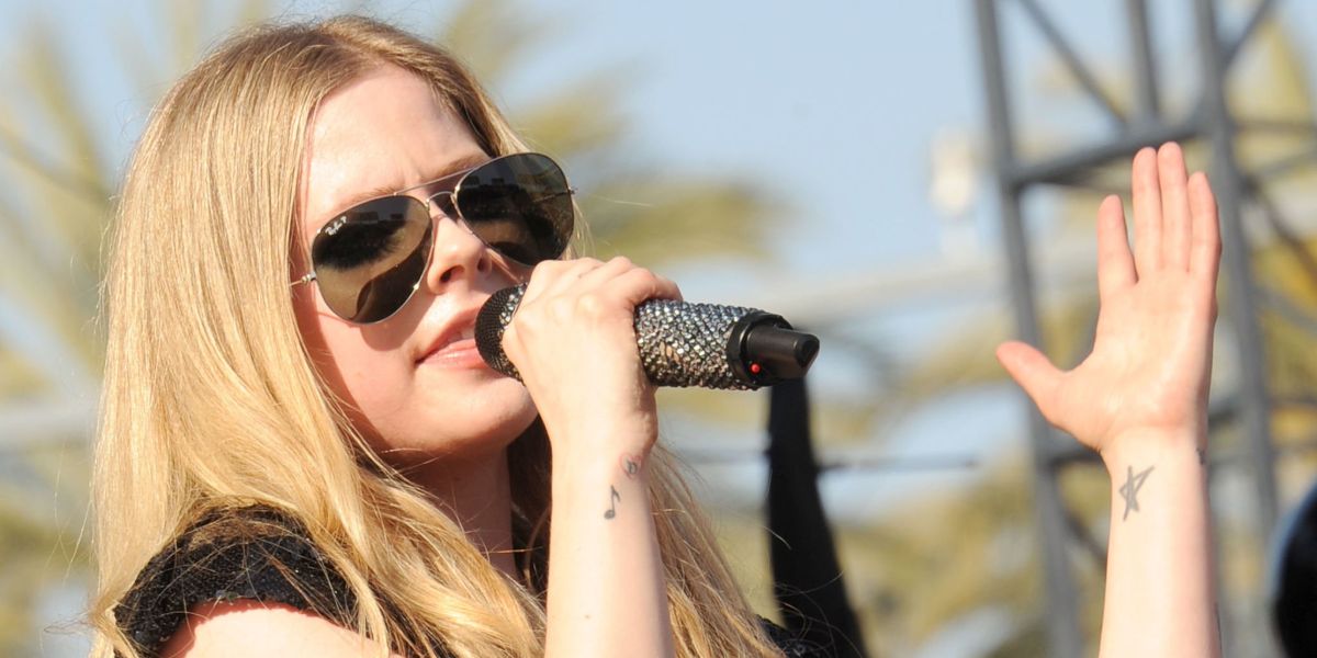 Avril Lavigne was seen wearing gunmetal Ray-Ban Aviator 3025 004/58 sunglasses with green Polarised lenses during her peformance at 102.7 KIIS FM's Wango Tango 2013 in California