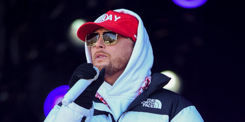 American country singer Bailey Zimmerman was seen wearing gold Ray-Ban Ari RB 3758 9213/2 sunglasses  on stage during New Year's Eve Live: Nashville's Big Bash, December 2025.