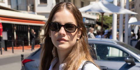 Hungarian supermodel Barbara Palvin was seen wearing dark tortoiseshell Ray-Ban Zuri RB 4455 1359/87 rectangular sunglasses at the Cannes Film Festival 2025. Shop online now on Pretavoir