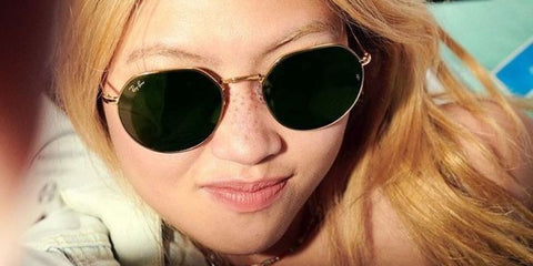 Beabadoobee was seen wearing gold Ray-Ban Jack RB 3565 9196/31 sunglasses