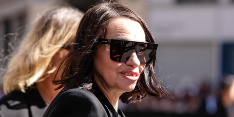 French actress Beatrice Dalle was seen wearing black Saint Laurent Sun SL 607 001 shield sunglasses at the Saint Laurent Menswear Spring/Summer 2026 fashion show during Paris Men's Fashion Week. Shop online now on Pretavoir