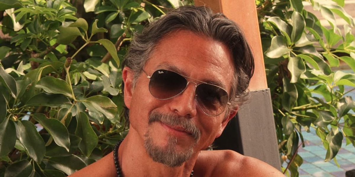 Benjamin Bratt was seen wearing ruthenium Ray-Ban Aviator 3025 004/51 sunglasses with Grey/Brown Gradient lenses on the set of "Mother of The Bride"