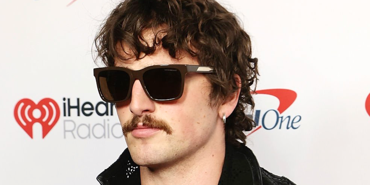Benson Boone was seen wearing brown Emporio Armani EA4262U 6307/73 square sunglasses at the 2026 iHeartRadio Music Festival in Las Vegas.