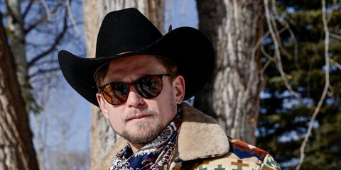 Actor Billy Magnussen was seen wearing tortoiseshell Ray-Ban RB 2204 1393/57 Polarised round sunglasses at the St. Regis World Snow Polo Championships in Aspen, December 2024. Shop online now on Pretavoir
