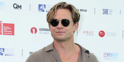 Actor Billy Magnussen was seen wearing gold Ray-Ban Round Metal RB 3447 9196/48 sunglasses with black Polarised lenses at the Venice Film Festival 2023. Shop online now on Pretavoir