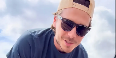 Brooklyn Beckham was seen wearing transparent grey Ray-Ban Wayfarer Reverse RB R0502S 6707/GR sunglasses in August 2026.