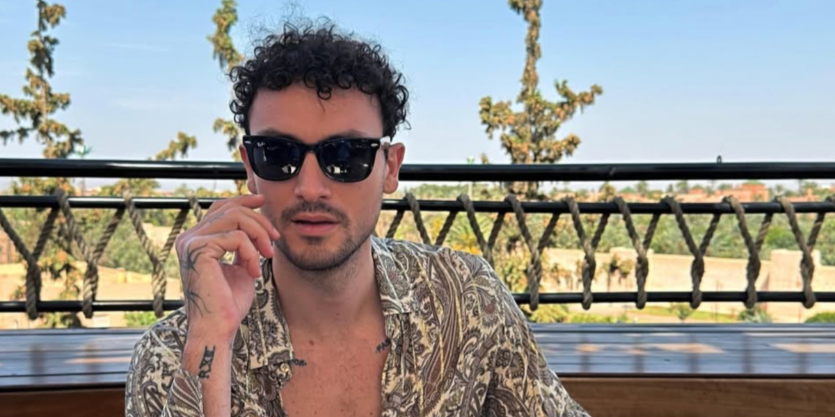 Italian singer Carl Brave was seen wearing the iconic Ray-Ban Wayfarer 2140 901 Black sunglasses in his Instagram post, October 2024. Shop online now on Pretavoir