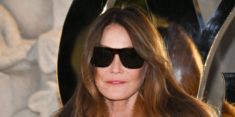 Carla Bruni was seen wearing tortoiseshell Saint Laurent Sun SL 558 012 sunglasses at the Saint Laurent Spring/Summer 2026 fashion show during Paris Fashion Week. Shop online now on Pretavoir