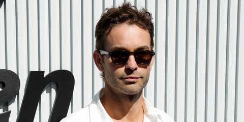 Chace Crawford was seen wearing black Oliver Peoples Eyles OV5580SU 1731/GN sunglasses with brown gradient Polarised lenses at the US Open 2025. Shop online now on Pretavoir