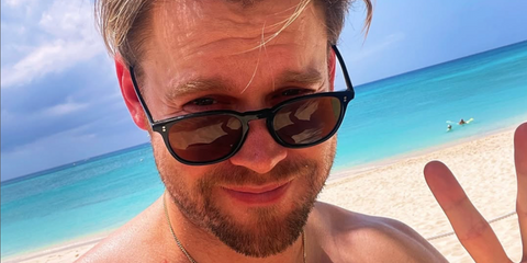 Glee actor Chord Overstreet was seen wearing black Oliver Peoples Finley 1993 Sun OV5491SU 1731/53 sunglasses with brown lenses in his Instagram post, March 2024. Shop online now on Pretavoir