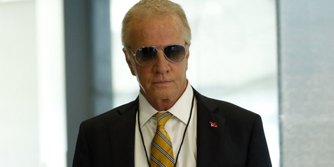 Actor Christopher Lambert was seen wearing silver Ray-Ban Aviator 3025 003/32 sunglasses with grey gradient lenses in "The Blacklist" season 6. Shop online now on Pretavoir