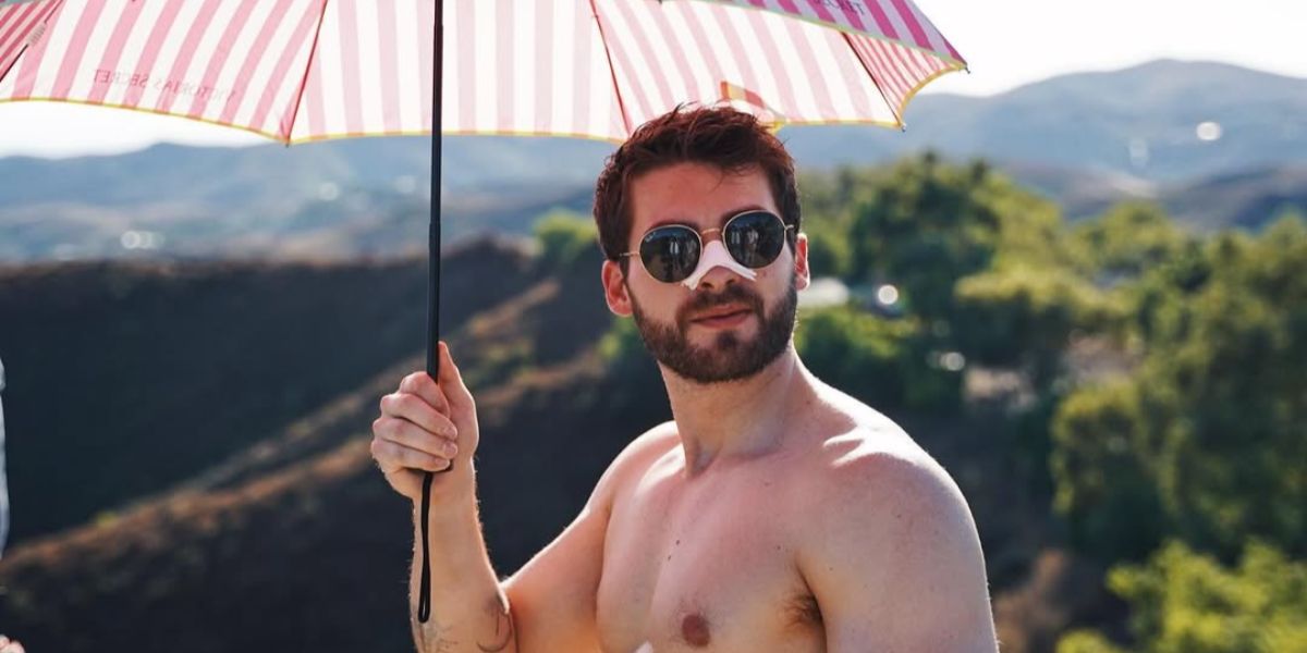 Teen Wolf and Pretty Little Liars actor Cody Christian was seen wearing Ray-Ban Round Metal RB 3447 9196/48 Polarised sunglasses in his Instagram post, October 2024. Shop online now on Pretavoir