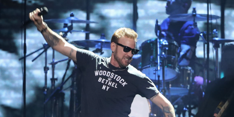 Canadian singer-songwriter Corey Hart was seen wearing the iconic Ray-Ban Wayfarer 2140 901 Black sunglasses onstage at the Juno Awards 2019. Shop online now on Pretavoir