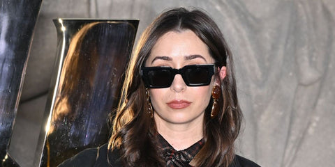 Cristin Milioti was seen wearing blavk Saint Laurent SL 572 001 sunglasses at the Saint Laurent Spring/Summer 2026 fashion show during Paris Fashion Week. Shop online now on Pretavoir