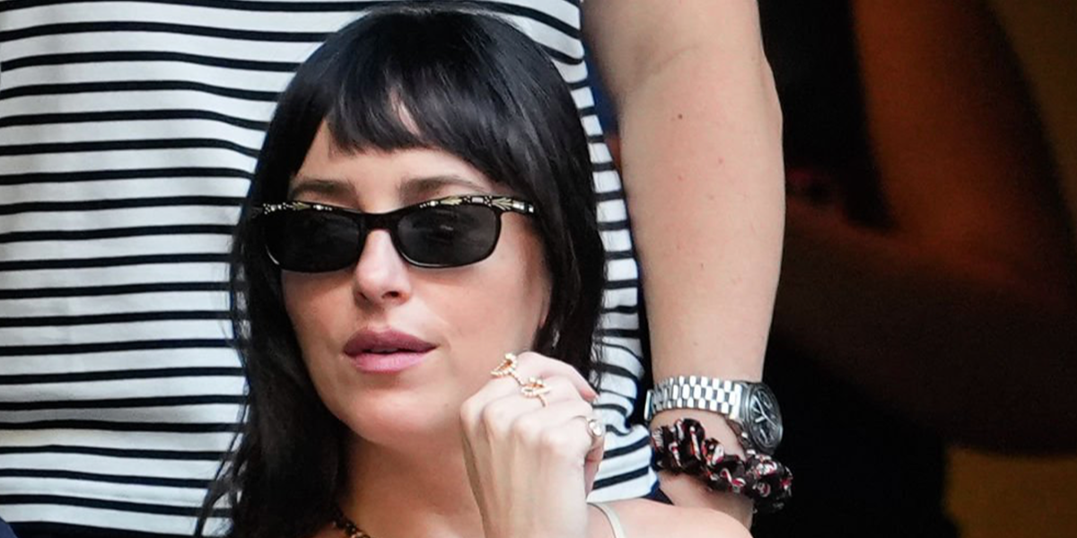 Dakota Johnson was seen wearing black Valentino La Coureuse VG0044S 001 sunglasses at the US Open 2026.