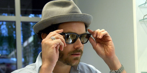 Actor and DJ Danny Masterson was seen wearing the iconic black Ray-Ban Wayfarer 2140 901 Black sunglasses. Shop online now on Pretavoir