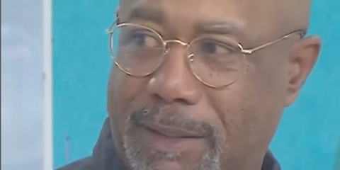 Singer and musician Darius Rucker was seen wearing gold Ray-Ban Round Metal RB 3447V 2500 optical glasses in an interview with TODAY Show, November 2025.