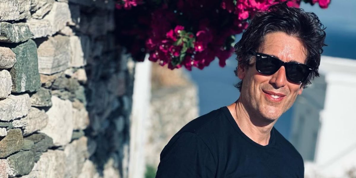 Journalist David Muir was seen wearing the iconic Ray-Ban Wayfarer 2140 901/58 Polarised sunglasses in Greece, shared through his Instagram post in June 2023. Shop online now on Pretavoir