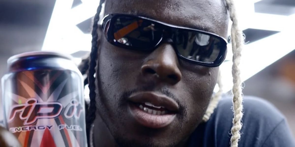 American football player David Njoku was seen wearing black Oakley Permian OO9520 01 Prizm sunglasses in his Instagram post, November 2025.