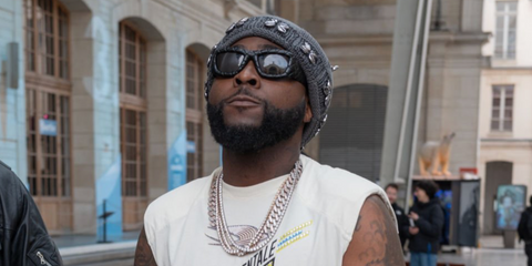 Nigerian singer-songwriter Davido was seen wearing black Bottega Veneta BV1303S 001 Intercciato sunglasses at the Bluemarble Menswear Fall/Winter 2025 fashion show during Paris Men's Fashion Week. Shop online now on Pretavoir
