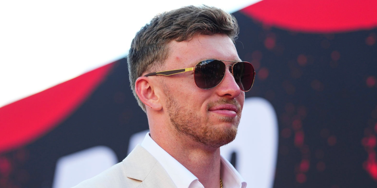 American football player Dillon Thieneman of Oregon was seen wearing gold Ray-Ban RB 3549 001/T5 sunglasses with brown Polarised lenses at the 2026 NFL Draft.