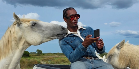 D'nieccio Mitchell was seen wearing Tom Ford Bronson TF1044 52S sunglasses with red lenses in a social media ad, shared on his Instagram post in August 2025. Shop online now on Pretavoir