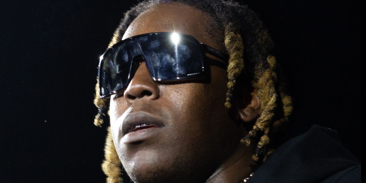Rapper Don Toliver was seen wearing black Oakley Sutro OO9406 01 sunglasses.