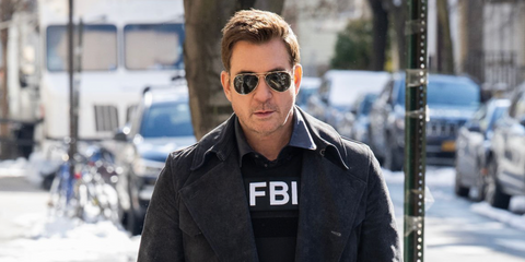 Actor Dylan McDermott was seen wearing Ray-Ban Aviator 3025 L0205 Gold/G15 Green sunglasses on the set of FBI: MOST WANTED in April 2025. Shop online now on Pretavoir